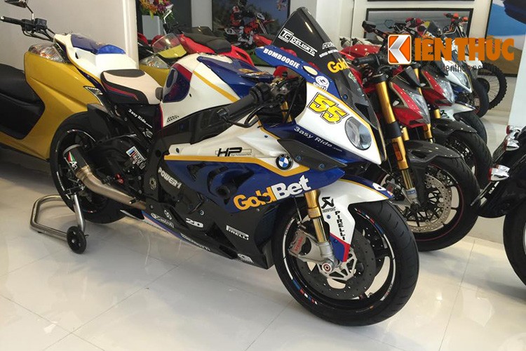 Chiếc BMW S1000RR đời 2012 được một người chơi xe tại TP HCM độ đầy đủ các "đồ chơi" hàng hiệu. Đây là chiếc  S1000RR độ "đồ chơi" thuộc dạng "khủng" nhất Việt nam tính đến thời điểm này.